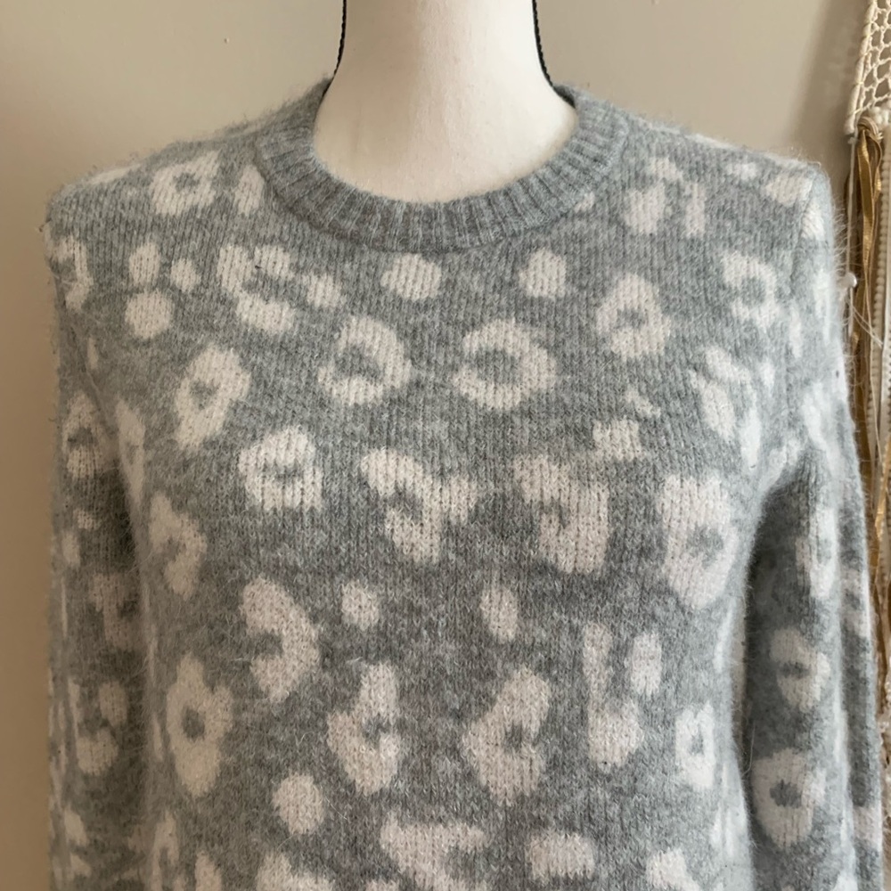 D O N A T E D 
Old Navy sweater size small 🩶 - Picture 2 of 7